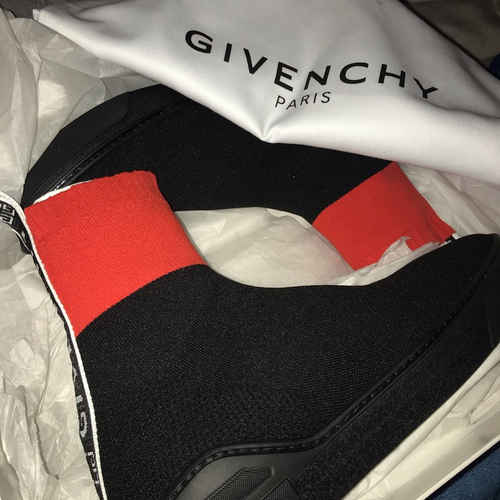 Givenchy - Picture 2 of 7